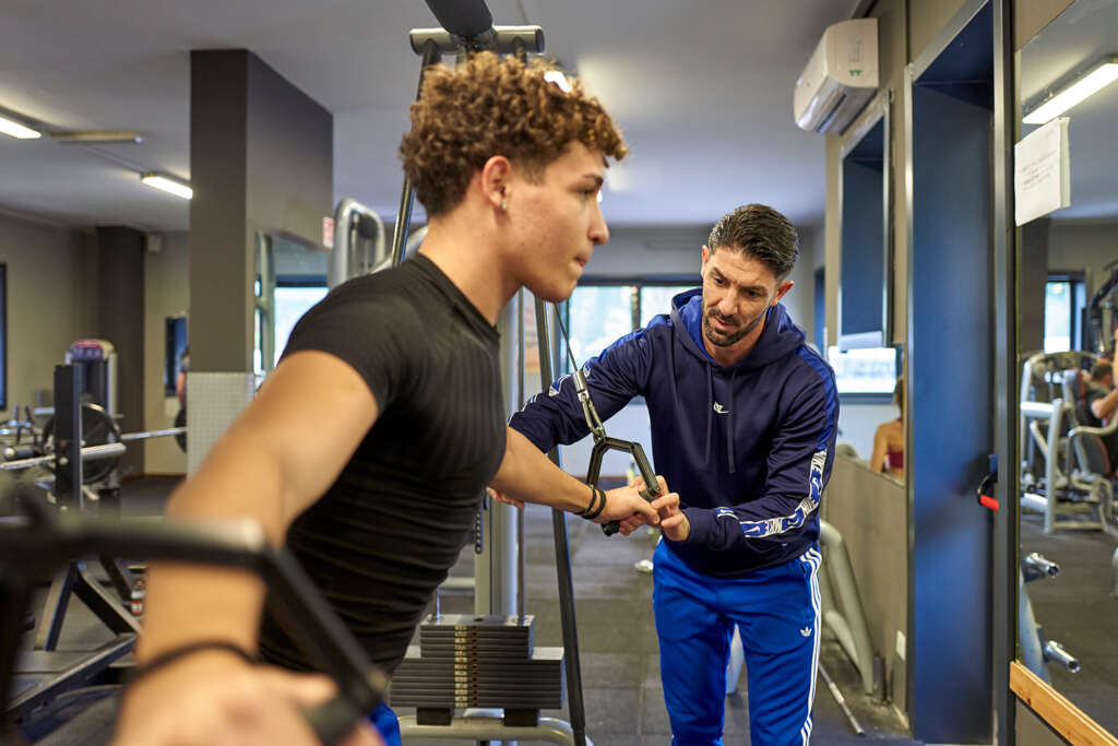 Ragazzo con istruttore che si allenano in Palestra a Palermo