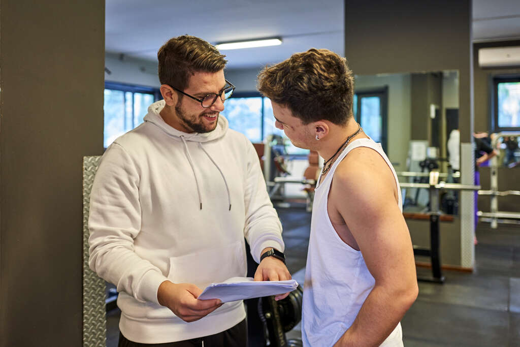 Ragazzo e istruttore fanno Fitness a Palermo